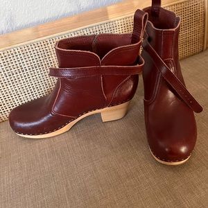 Toffel clog boots, a rich wine color. Size 39, worn once.